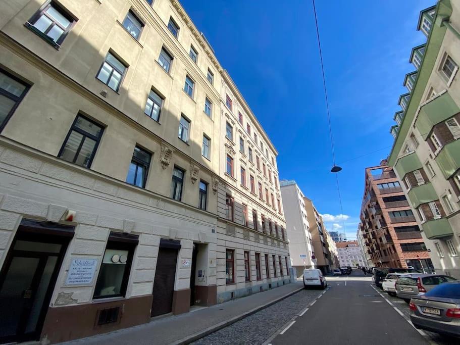 Modern Flat With Great Location For Longer Apartment *